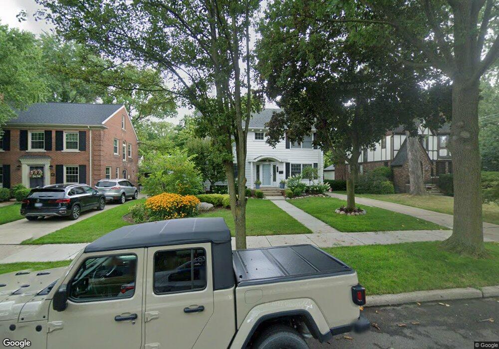 895 Lakepointe St, Grosse Pointe Park, MI 48230 - photo 1