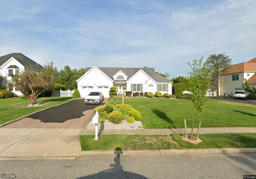 173 Hayrick Ln, ComMacK, NY 11725 - photo 1