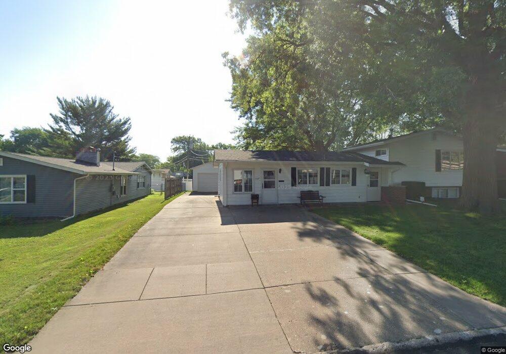 1527 Lakewood Dr, Bettendorf, IA 52722 - photo 1