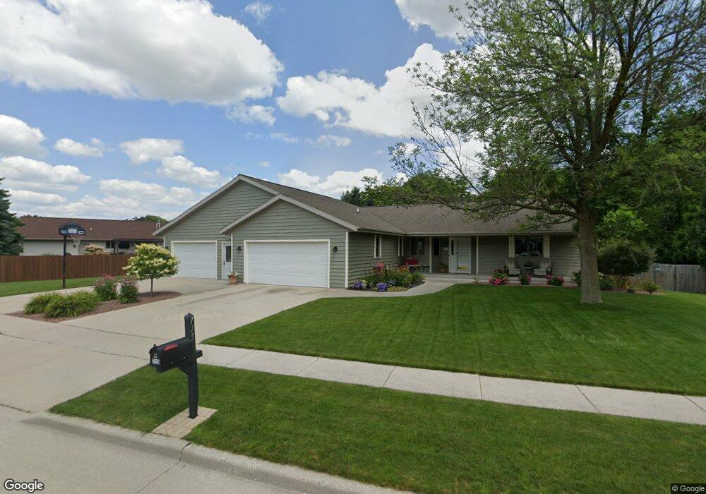 715 River Bluff Dr, Manitowoc, WI 54220 - photo 1