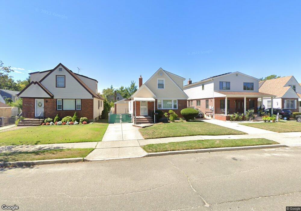 8256 267th St, Glen Oaks, NY 11004 - photo 1