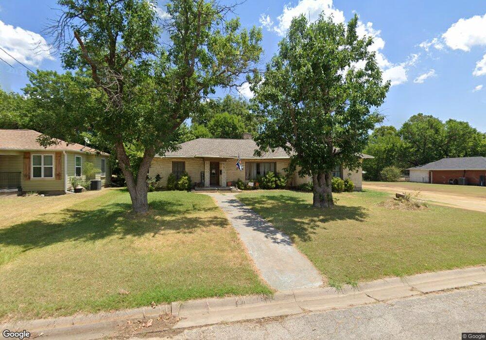 1210 Hillcrest Blvd, Gainesville, TX 76240 - photo 1