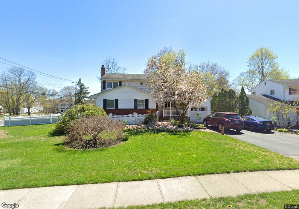 2 Wenmore Rd, ComMacK, NY 11725 - photo 1