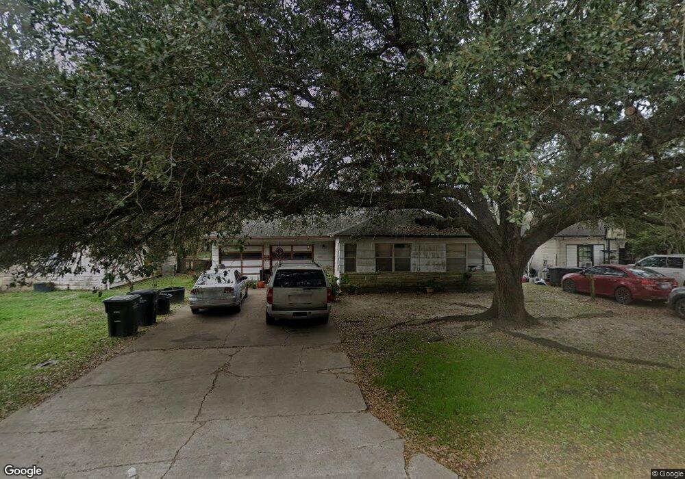 1510 W Lang St, Alvin, TX 77511 - photo 1