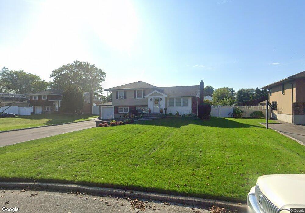 12 Plum Tree Ln, ComMacK, NY 11725 - photo 1