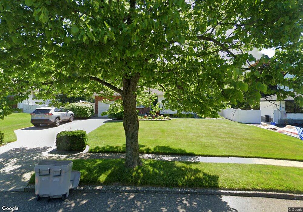 19 August Crescent, ComMacK, NY 11725 - photo 1