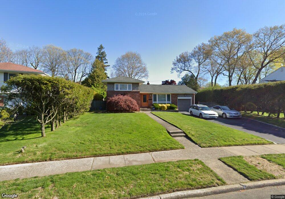 17 Cayuga Place, ComMacK, NY 11725 - photo 1