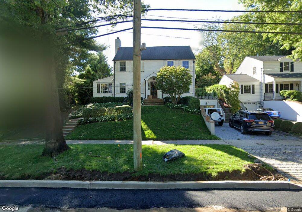 61 Manhasset Woods Rd, Manhasset, NY 11030 - photo 1