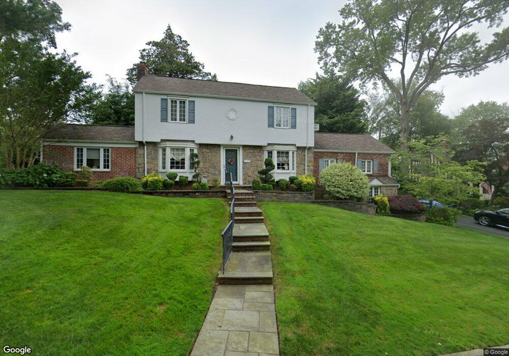 39 Crowntop Rd, Manhasset, NY 11030 - photo 1