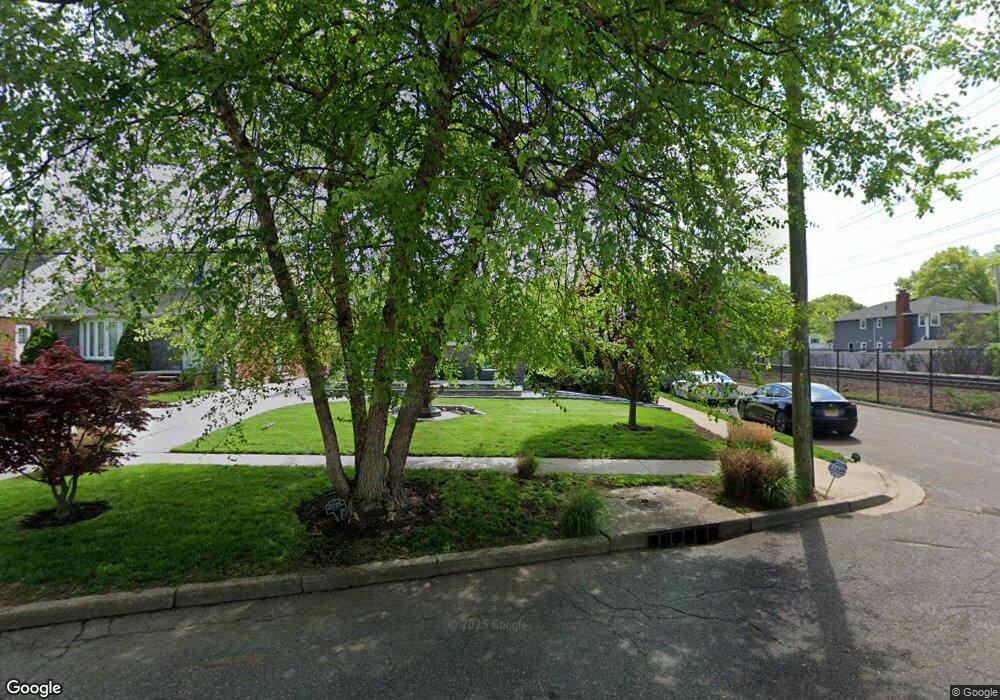 2 Dover Pkwy N, Garden City, NY 11530 - photo 1