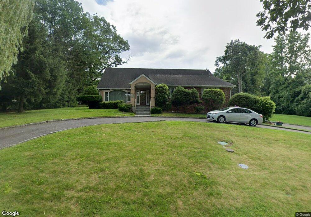 14 Woodcrest Rd, Great Neck, NY 11024 - photo 1