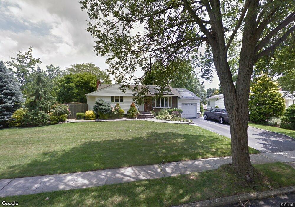 12 Emerald Ct, ComMacK, NY 11725 - photo 1