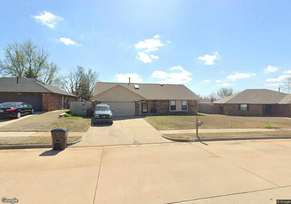 2313 E Hills Dr, Moore, OK 73160 - photo 1