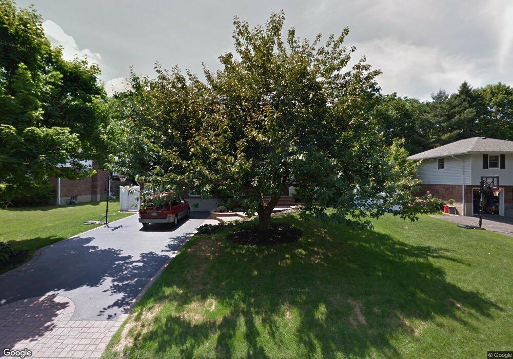 18 Sycamore Ln, ComMacK, NY 11725 - photo 1