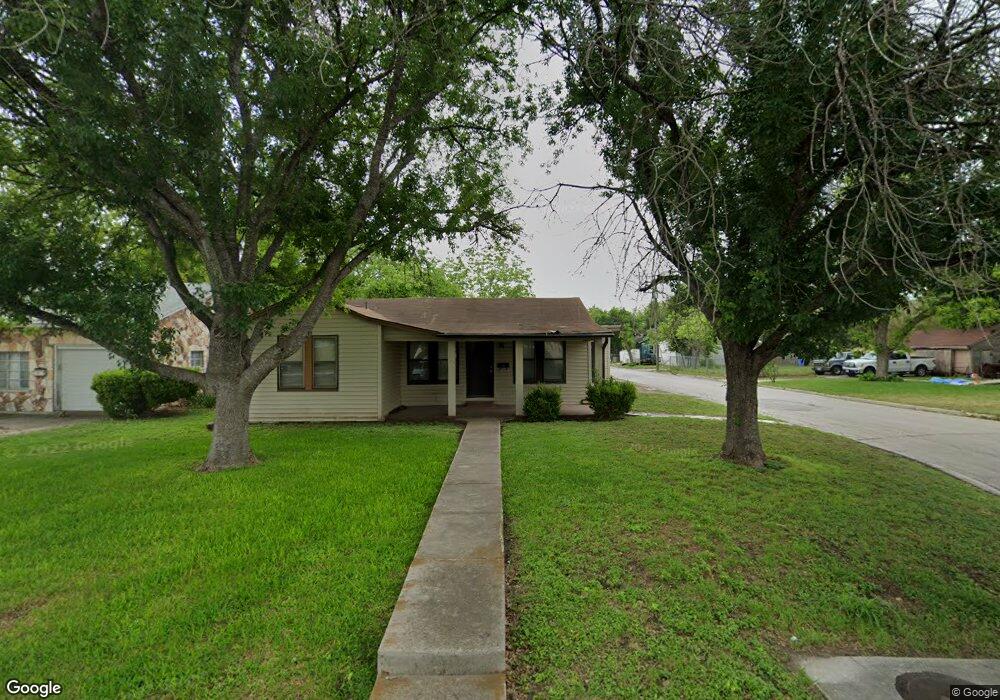 703 E Weinert St, Seguin, TX 78155 - photo 1