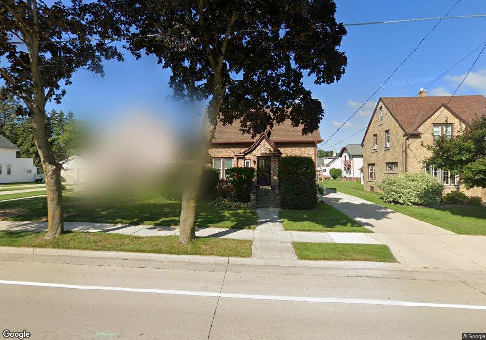 932 N 11th St, Manitowoc, WI 54220 - photo 1