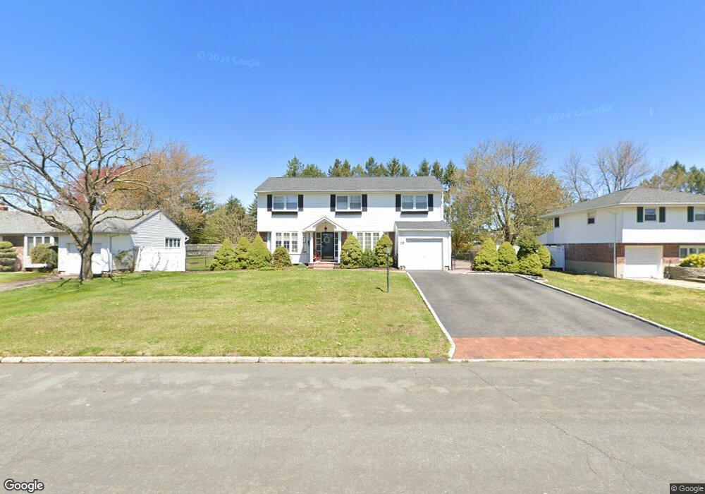 25 Walter Ct, ComMacK, NY 11725 - photo 1