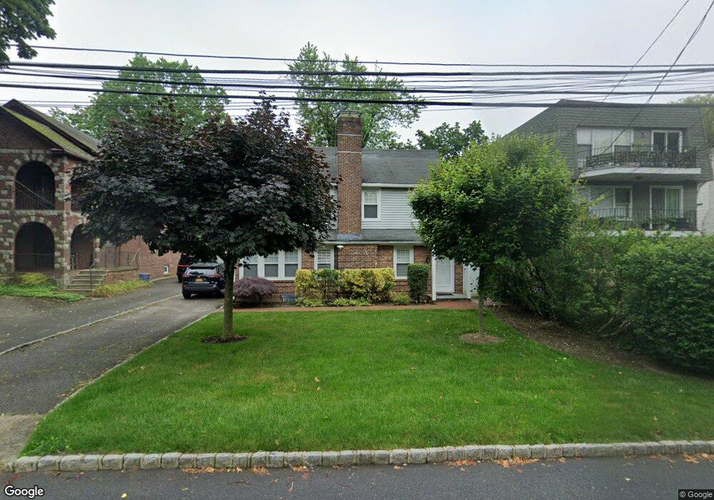 14 Spruce St, Great Neck, NY 11021 - photo 1