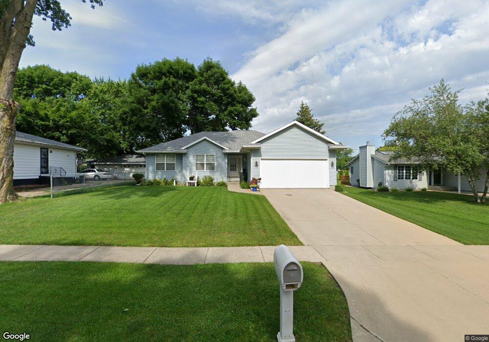 2324 Newport Dr SW, Cedar Rapids, IA 52404 - photo 1