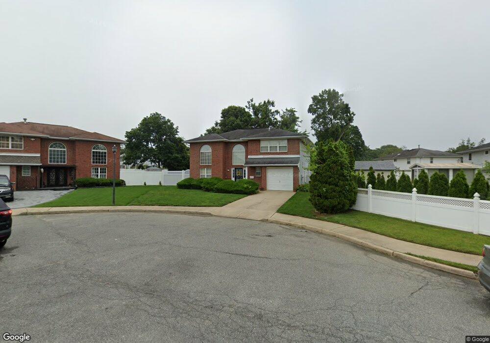 426 Locust Ct, Rockville Centre, NY 11570 - photo 1