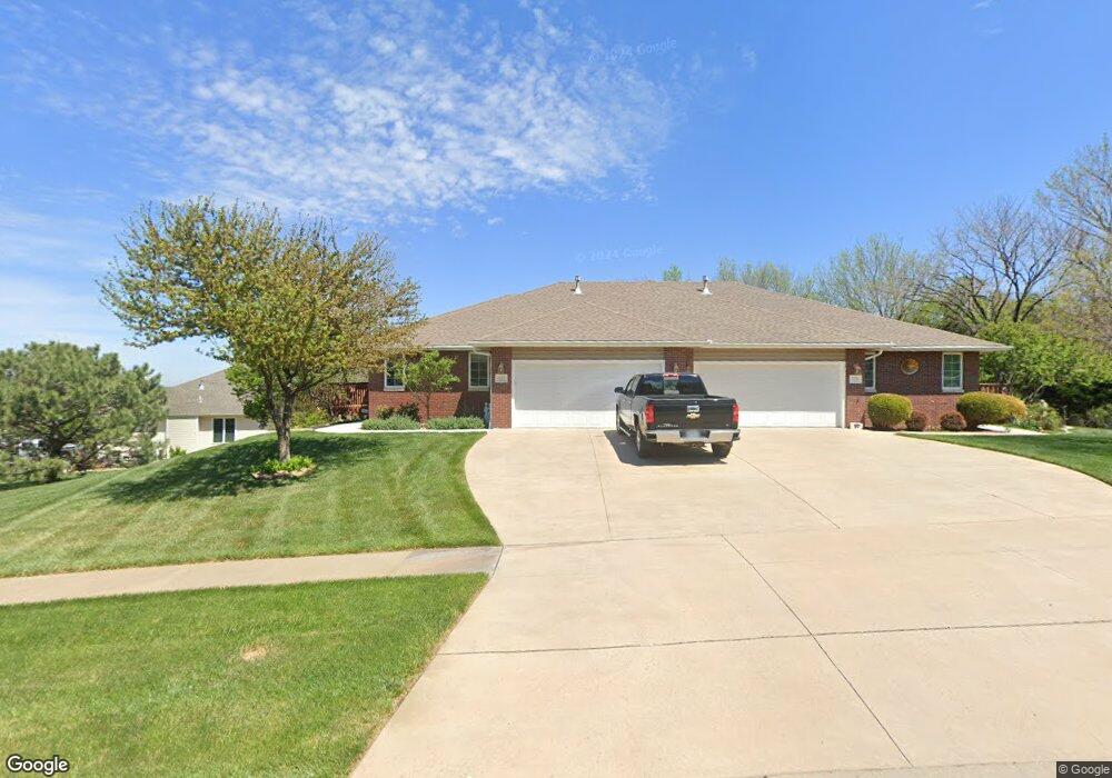 1122 SW Broadview Dr, Topeka, KS 66615 - photo 1