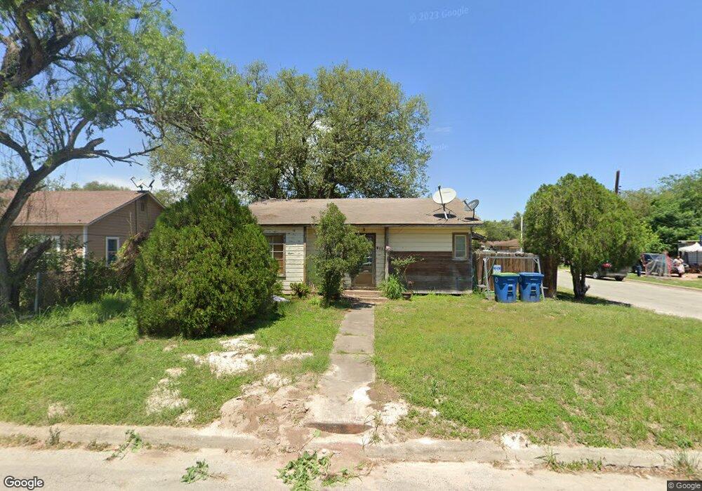 811 E Hutchinson St, Beeville, TX 78102 - photo 1