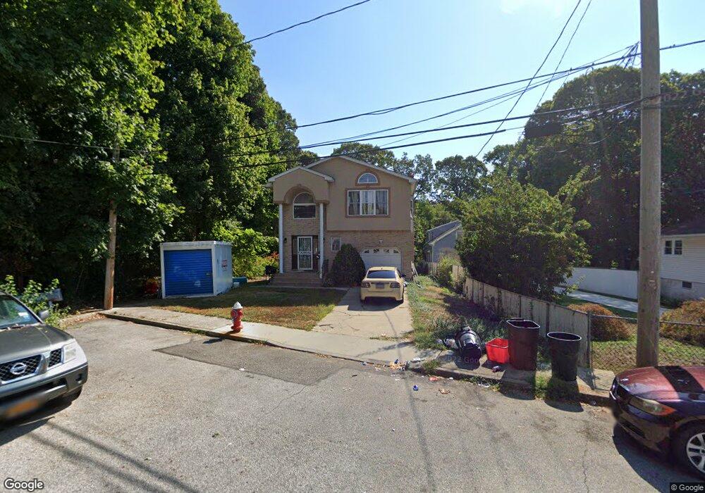 1205 Waterview Dr, Rockville Centre, NY 11570 - photo 1