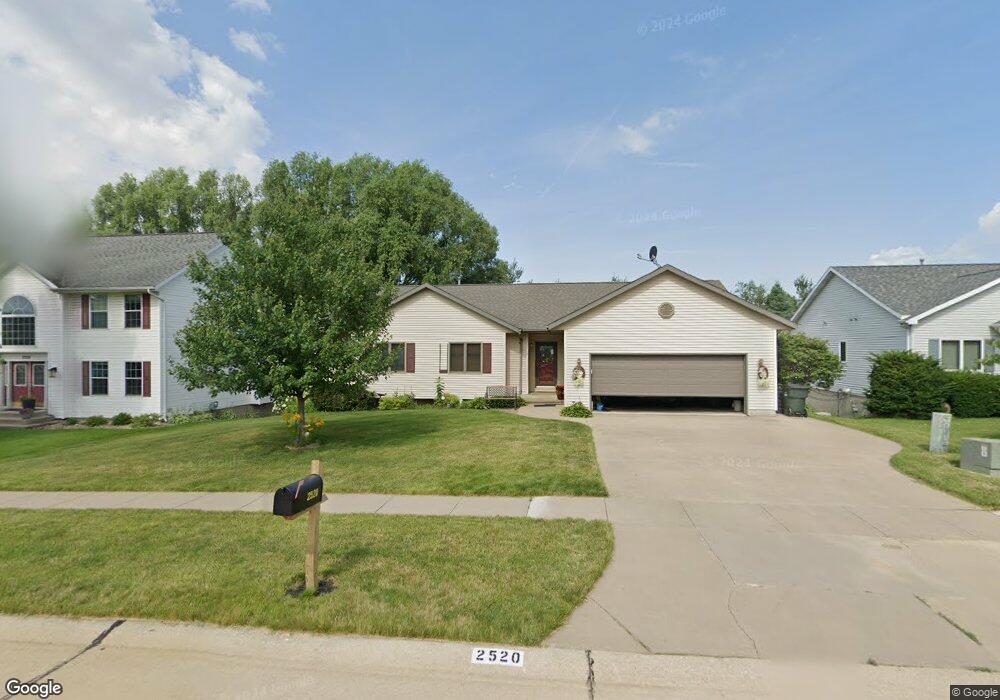 2520 31st St SW, Cedar Rapids, IA 52404 - photo 1
