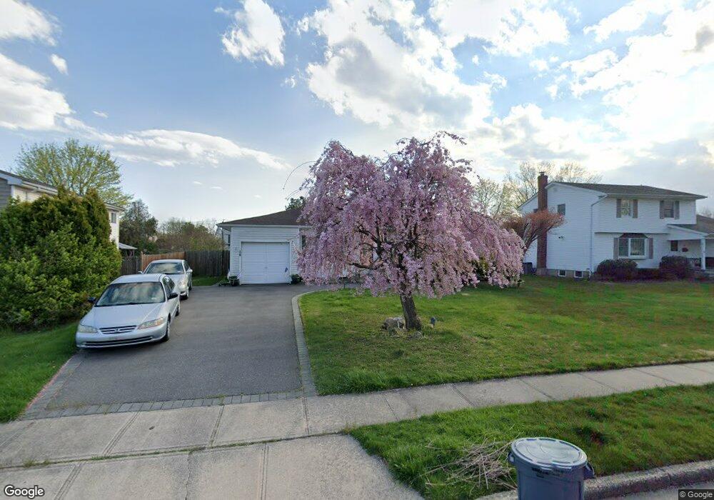 16 Seneca Dr, ComMacK, NY 11725 - photo 1