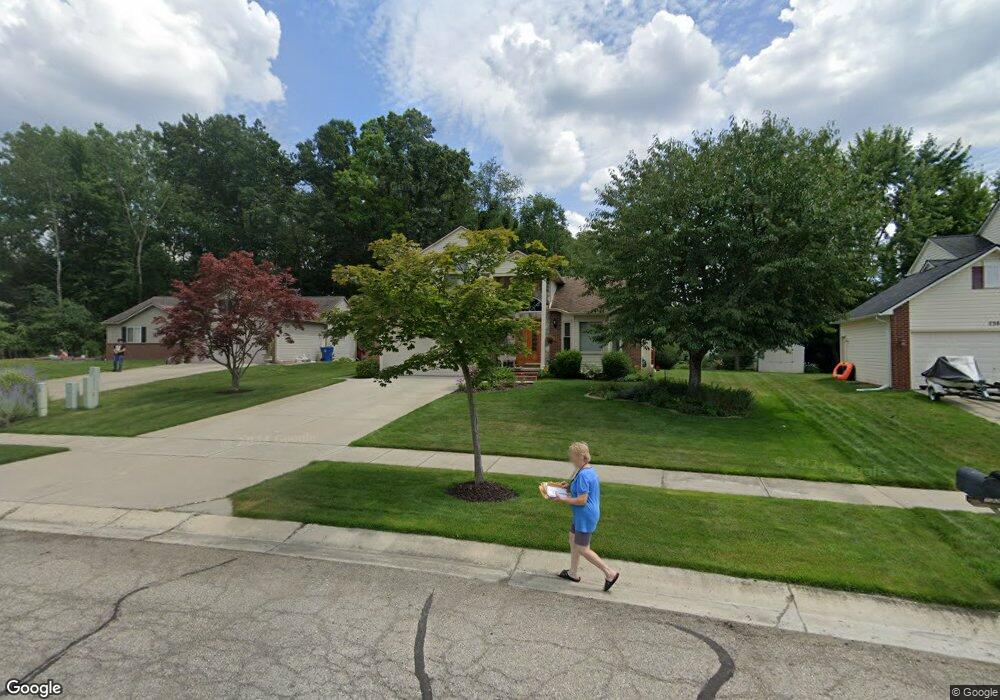 7369 Roberta Ln, Waterford, MI 48327 - photo 1