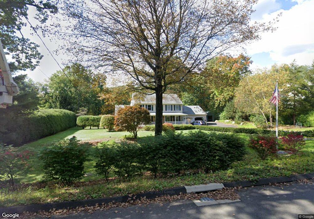 8 Leonard Dr, New Fairfield, CT 06812 - photo 1