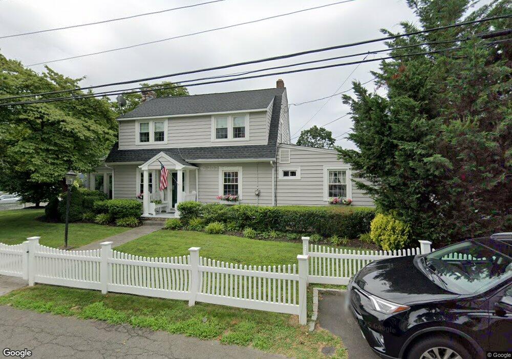 36 Edgewater Dr, Old Greenwich, CT 06870 - photo 1