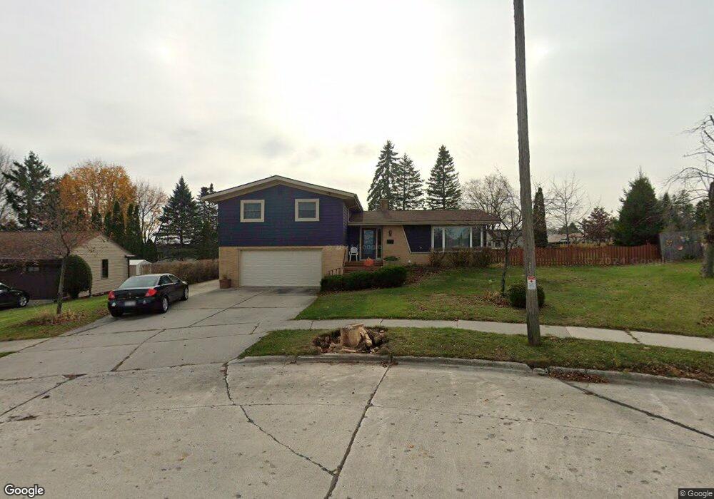 912 Rosemere Cir, Manitowoc, WI 54220 - photo 1