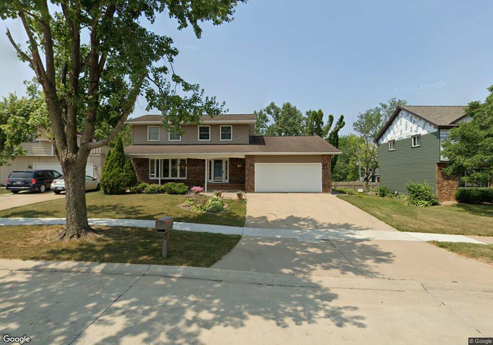 2102 Vista Cir NW, Cedar Rapids, IA 52405 - photo 1