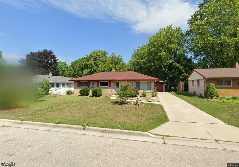 N92W17152 Roger Ave, Menomonee Falls, WI 53051 - photo 1