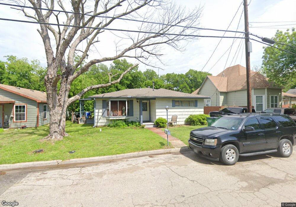 1122 N Weaver St, Gainesville, TX 76240 - photo 1