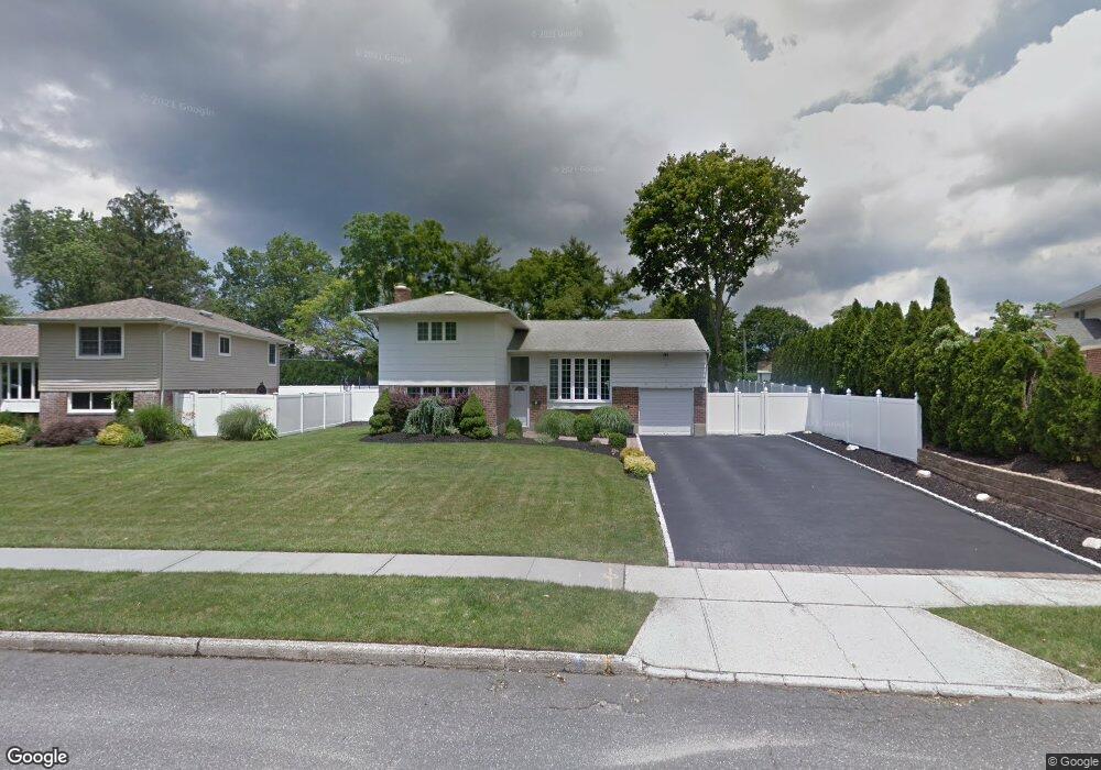 7 Greenfield Ln, ComMacK, NY 11725 - photo 1