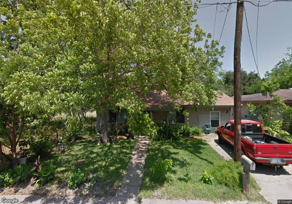 1106 W Hutchinson St, Beeville, TX 78102 - photo 1