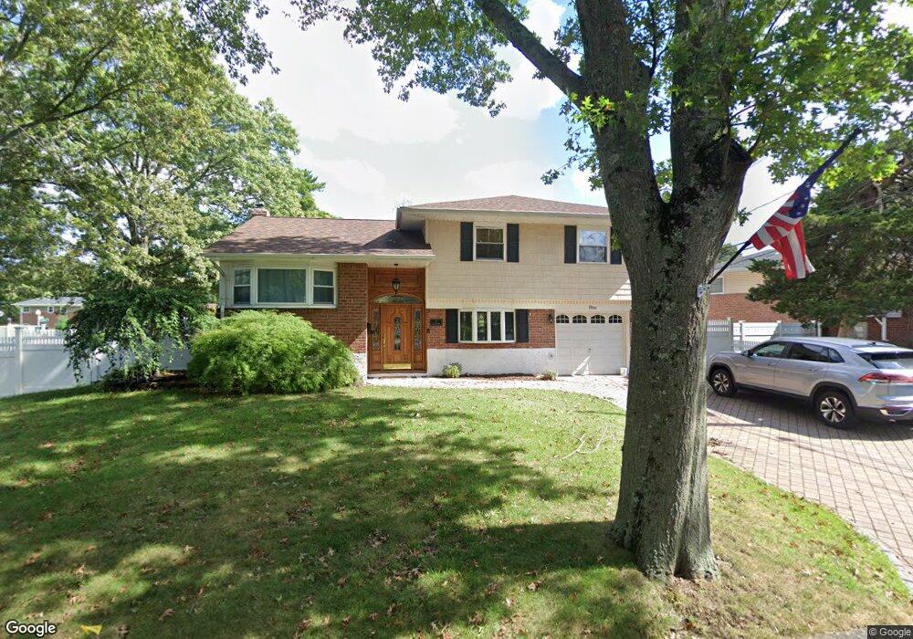 1 Ulster Ct, ComMacK, NY 11725 - photo 1