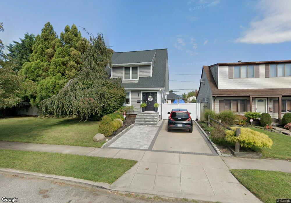 128 Venetian Blvd, Lindenhurst, NY 11757 - photo 1