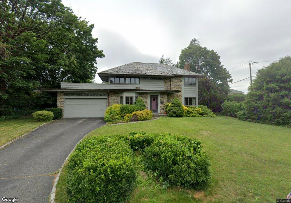 129 Sussex Dr, Manhasset, NY 11030 - photo 1