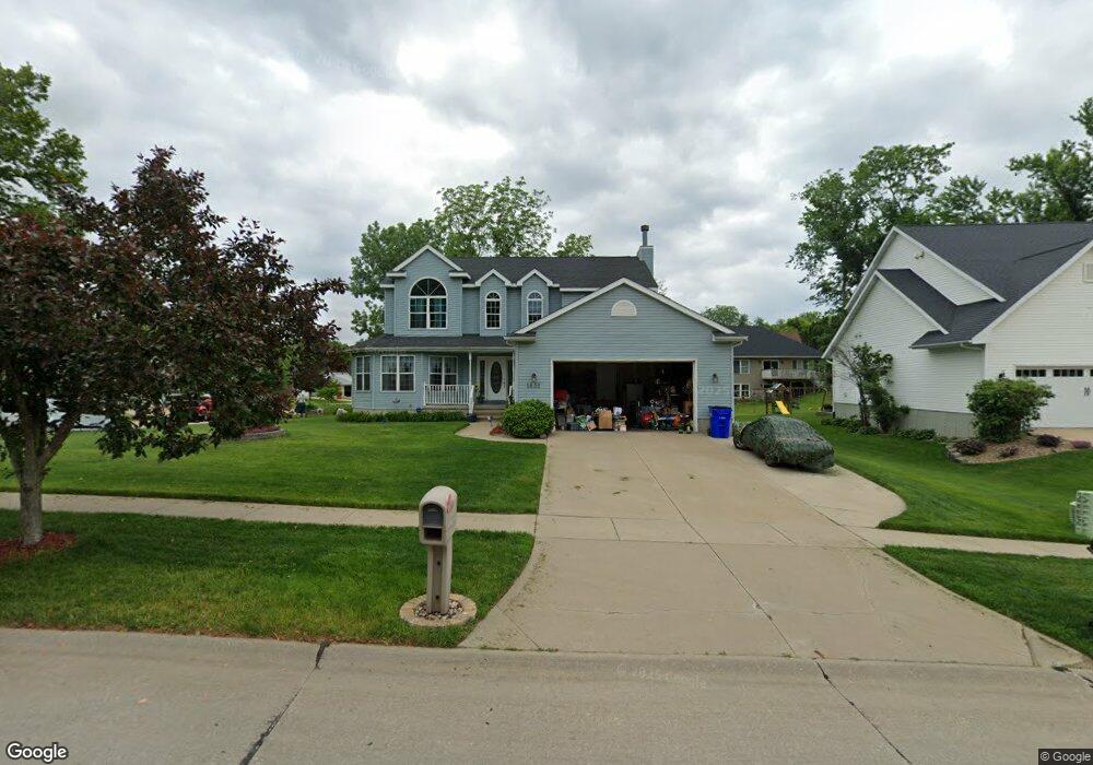 1835 Greenlefe Dr NW, Cedar Rapids, IA 52405 - photo 1