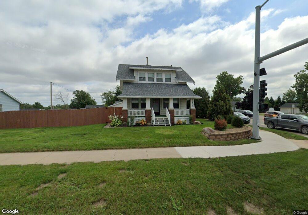 3233 Edgewood Rd SW, Cedar Rapids, IA 52404 - photo 1