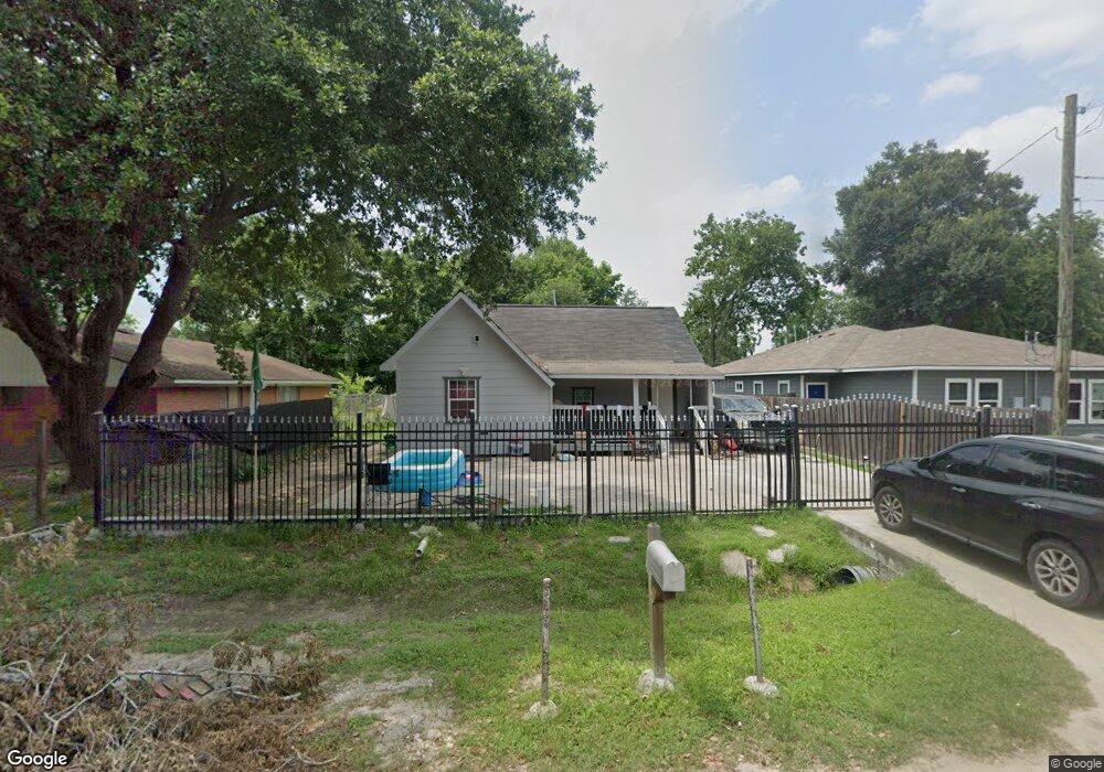 992 South Ln, Houston, TX 77088 - photo 1