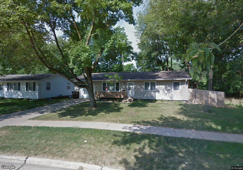 1225 39th St SE, Cedar Rapids, IA 52403 - photo 1