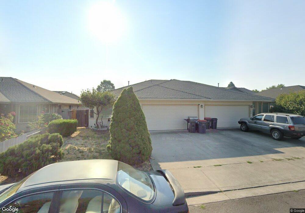 566 Briarwood Dr, Central Point, OR 97502 - photo 1