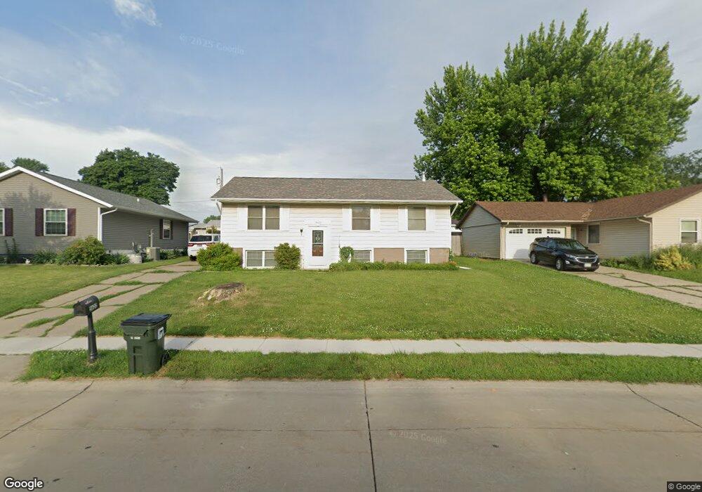 5622 Oakbrook Rd, Davenport, IA 52806 - photo 1