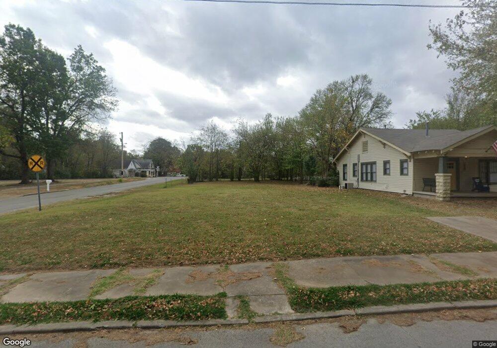 302 W Cherokee St, Okmulgee, OK 74447 - photo 1