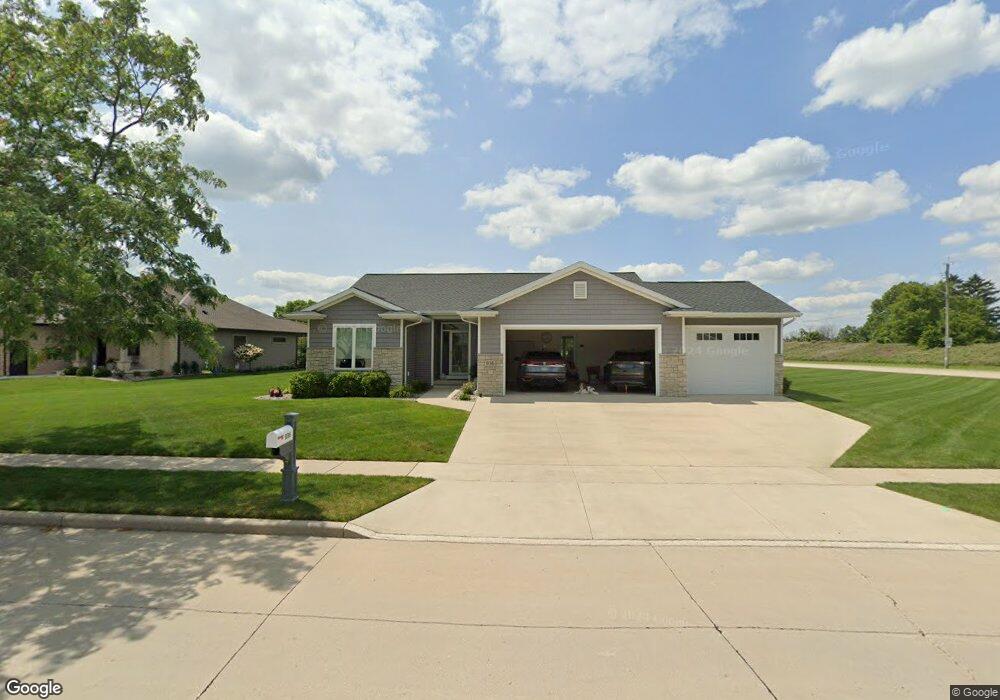 940 River Bluff Dr, Manitowoc, WI 54220 - photo 1