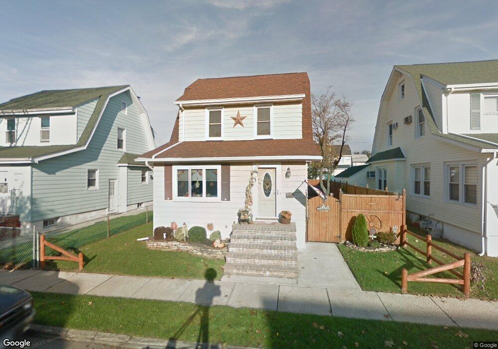 13 Laurel Rd, Lindenhurst, NY 11757 - photo 1